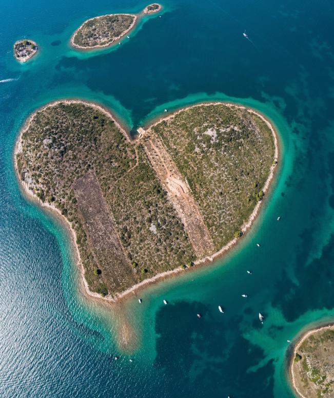 Singura insulă naturală în formă de inimă de pe Pământ este aproape de România. Localnicii, însă, nu vor ca ea să fie descoperită 1013689