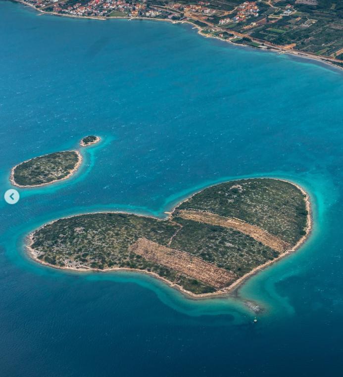 Singura insulă naturală în formă de inimă de pe Pământ este aproape de România. Localnicii, însă, nu vor ca ea să fie descoperită 1013690