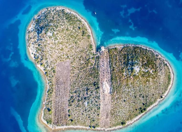 Singura insulă naturală în formă de inimă de pe Pământ este aproape de România. Localnicii, însă, nu vor ca ea să fie descoperită 1013691