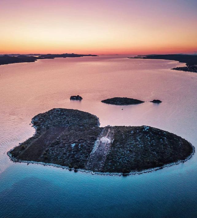 Singura insulă naturală în formă de inimă de pe Pământ este aproape de România. Localnicii, însă, nu vor ca ea să fie descoperită 1013692