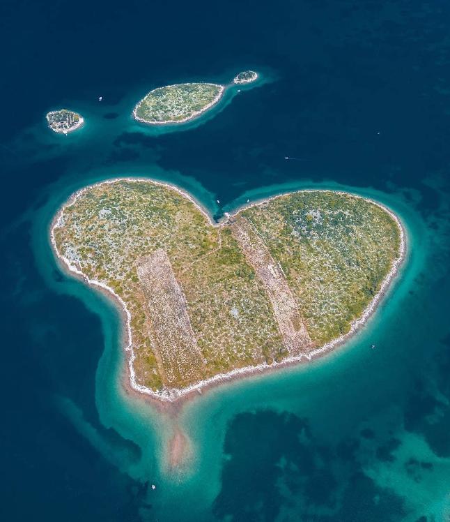 Singura insulă naturală în formă de inimă de pe Pământ este aproape de România. Localnicii, însă, nu vor ca ea să fie descoperită 1013693