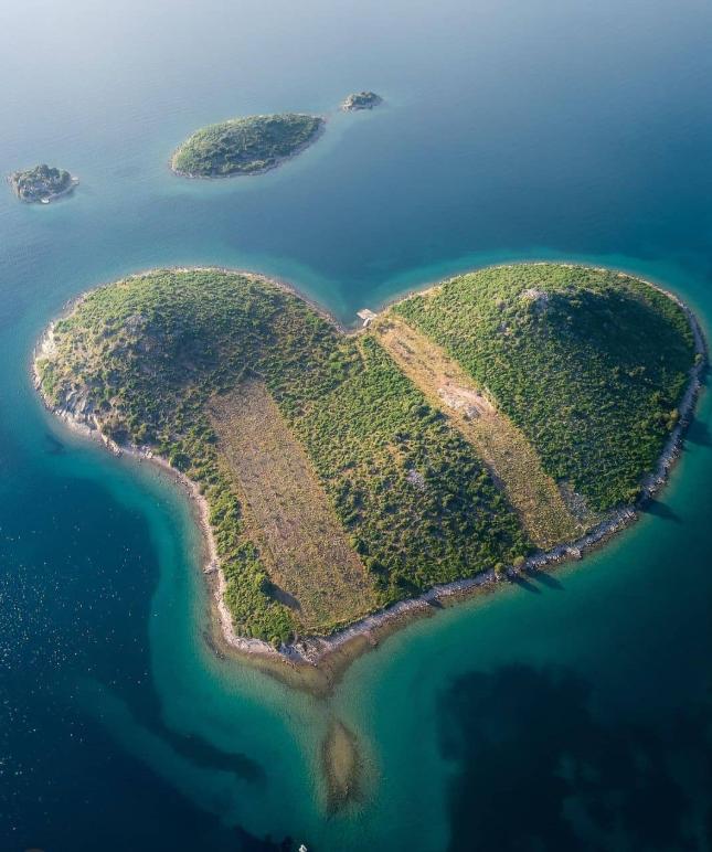 Singura insulă naturală în formă de inimă de pe Pământ este aproape de România. Localnicii, însă, nu vor ca ea să fie descoperită 1013694