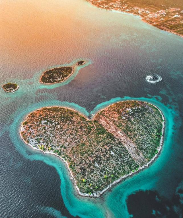 Singura insulă naturală în formă de inimă de pe Pământ este aproape de România. Localnicii, însă, nu vor ca ea să fie descoperită 1013695