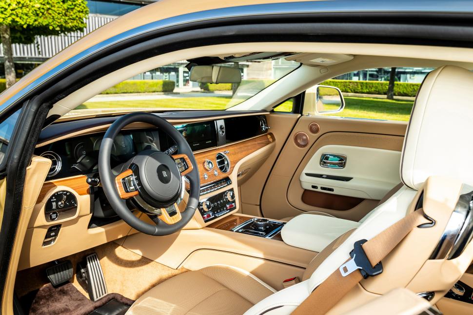 Un cuplu din SUA a plătit un milion de dolari pe o mașină Rolls Royce personalizată pentru câinele familiei: Cum arată „Spectre Bailey” 1013292