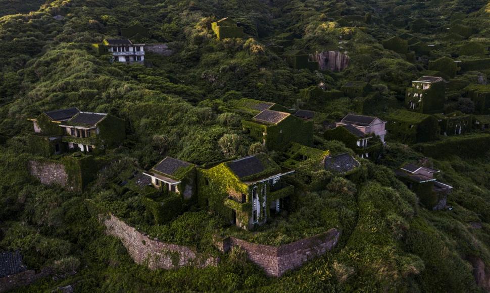 Satul abandonat care a fost complet înghițit de natură. Ce s-a întâmplat după ce au apărut primele imagini cu el 1014073