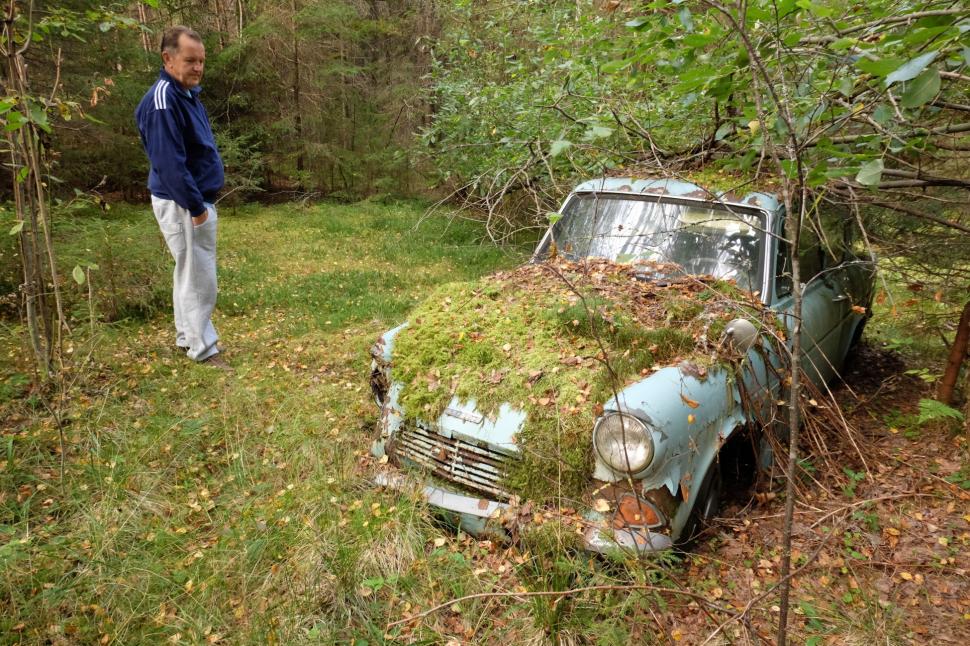 Un bărbat care și-a abandonat mașina într-o pădure a găsit-o după 40 de ani în exact același loc: Ford Anglia arăta neașteptat de bine 1014519