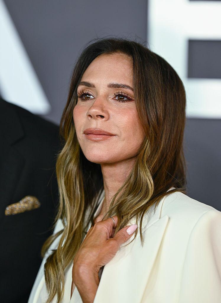 Victoria Beckham dezvăluie de ce și-a scos implanturile: „Nu știu unde au dispărut sânii aceia, dar au dispărut” 1014664