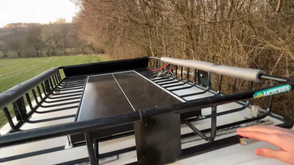 Cum arată mini-rulota cu motor de scuter. Un băiat a construit una după ce a profitat de un gol legislativ și plecat prin Europa cu ea 1014816