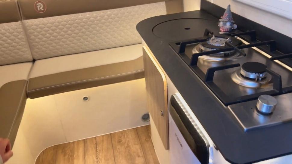 Cum arată mini-rulota cu motor de scuter. Un băiat a construit una după ce a profitat de un gol legislativ și plecat prin Europa cu ea 1014817