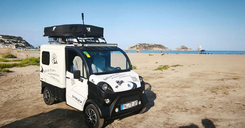 Cum arată mini-rulota cu motor de scuter. Un băiat a construit una după ce a profitat de un gol legislativ și plecat prin Europa cu ea 1014818