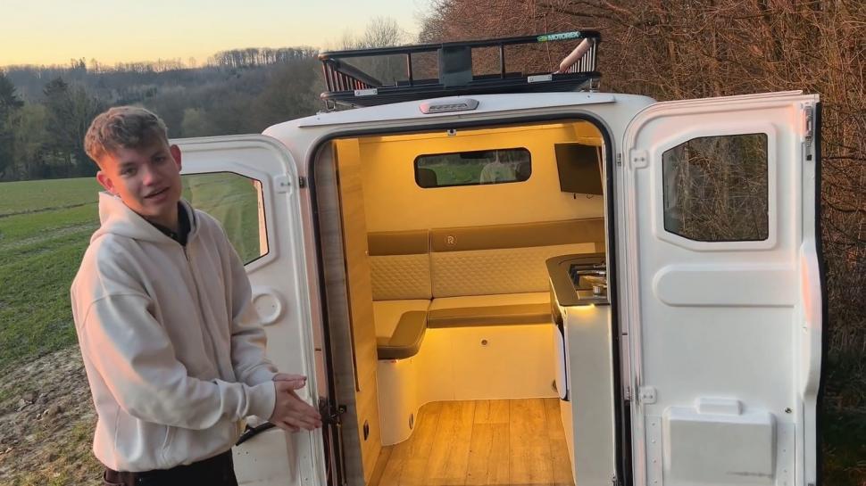 Cum arată mini-rulota cu motor de scuter. Un băiat a construit una după ce a profitat de un gol legislativ și plecat prin Europa cu ea 1014819