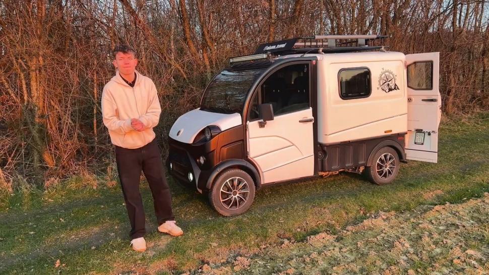 Cum arată mini-rulota cu motor de scuter. Un băiat a construit una după ce a profitat de un gol legislativ și plecat prin Europa cu ea 1014820