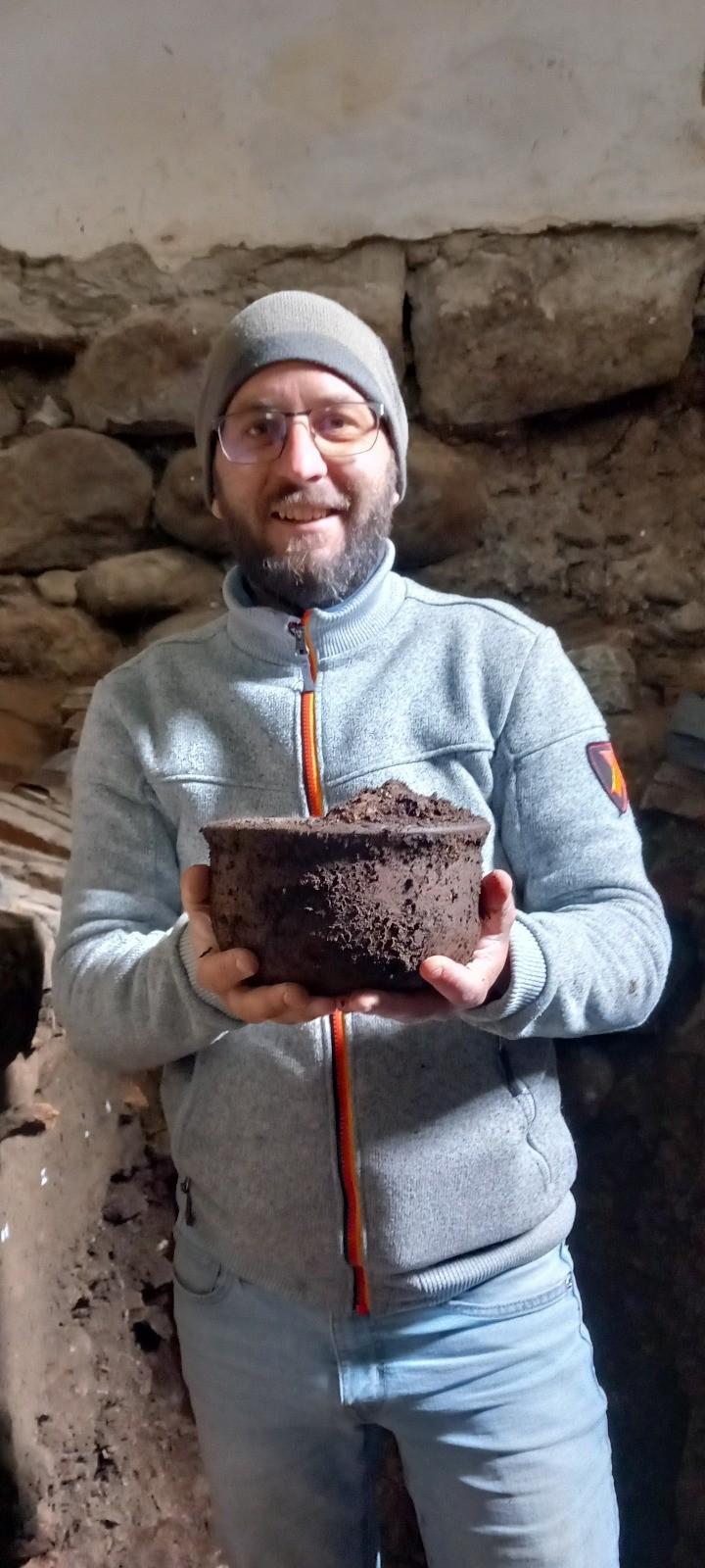 Descoperire arheologică importantă, la o cetate medievală din România: S-a găsit o groapă misterioasă cu artefacte, în Turnul Dogarilor 1014825