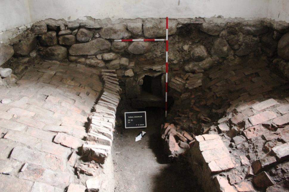 Descoperire arheologică importantă, la o cetate medievală din România: S-a găsit o groapă misterioasă cu artefacte, în Turnul Dogarilor 1014826