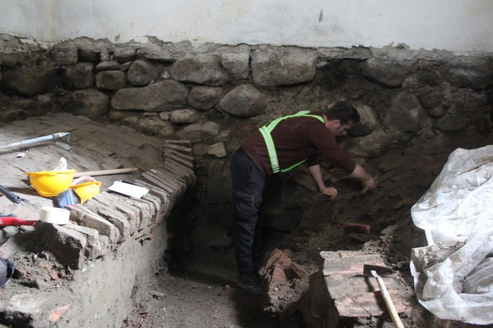 Descoperire arheologică importantă, la o cetate medievală din România: S-a găsit o groapă misterioasă cu artefacte, în Turnul Dogarilor 1014828