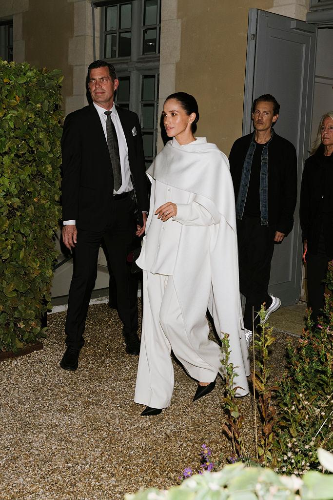 Meghan Markle s-a autoinvitat la show-ul Balenciaga de la Paris. Designerul face dezvăluiri despre momentul stânjenitor 1014706