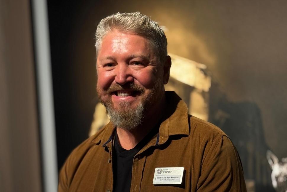 Într-un oraş-fantomă al diamantelor a fost surprinsă o hienă dintr-o specie rară alături de puiul ei. Fotograful a fost premiat 1015534