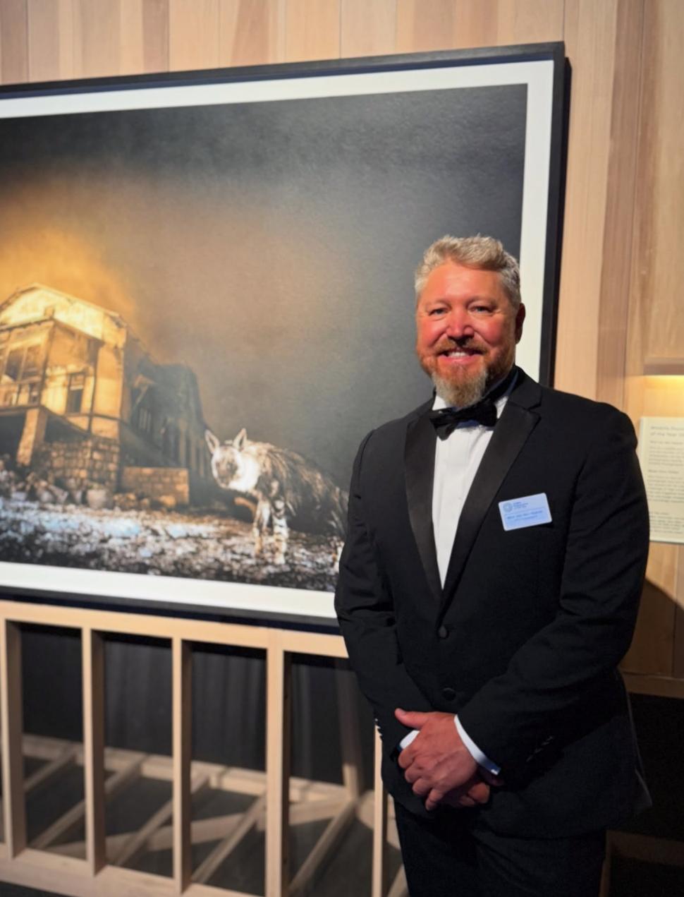 Într-un oraş-fantomă al diamantelor a fost surprinsă o hienă dintr-o specie rară alături de puiul ei. Fotograful a fost premiat 1015537