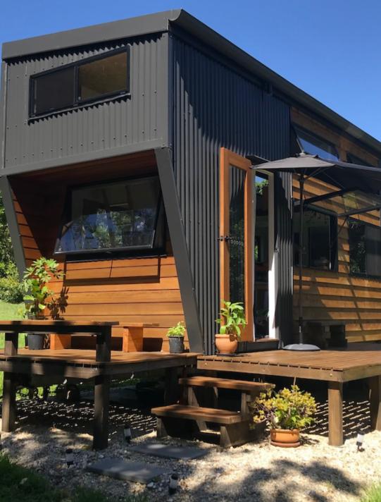 O casă arată atât de bine, că nu ai crede că are doar 17 mp. Louise a construit-o singură la 56 de ani, deoarece chiria era prea scumpă 1014853