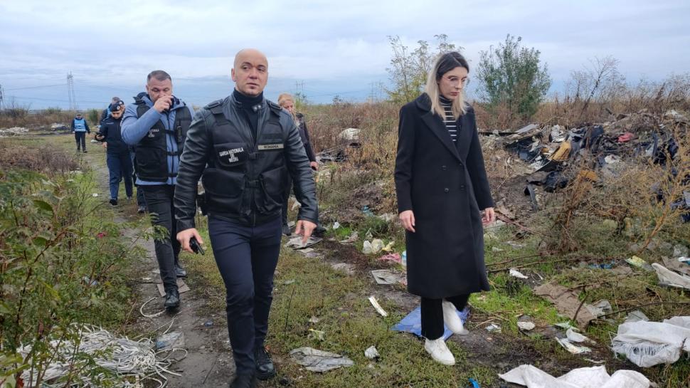 Prima acțiune cu drone a Gărzii de Mediu la Sintești, unde se ard tone de gunoaie. “Imaginile vor fi probe în dosare” 1015496