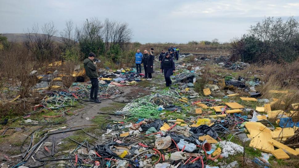 Prima acțiune cu drone a Gărzii de Mediu la Sintești, unde se ard tone de gunoaie. “Imaginile vor fi probe în dosare” 1015503