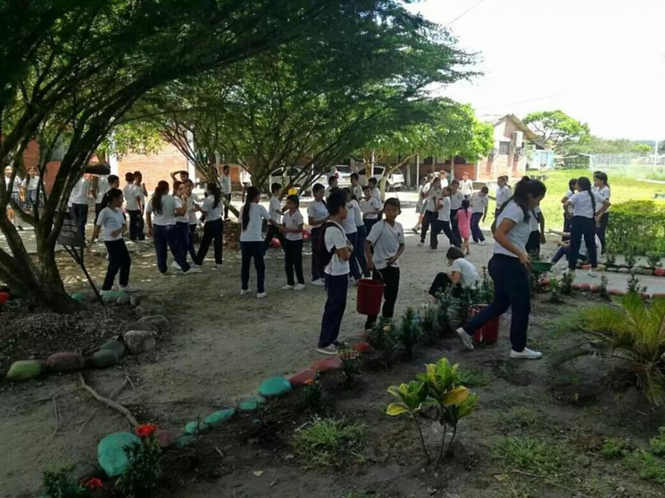 Un cățel încearcă să își cumpere biscuiți cu o frunză, după ce i-a văzut pe copii plătind cu bani. Negro a ajuns celebru în toată lumea 1015063