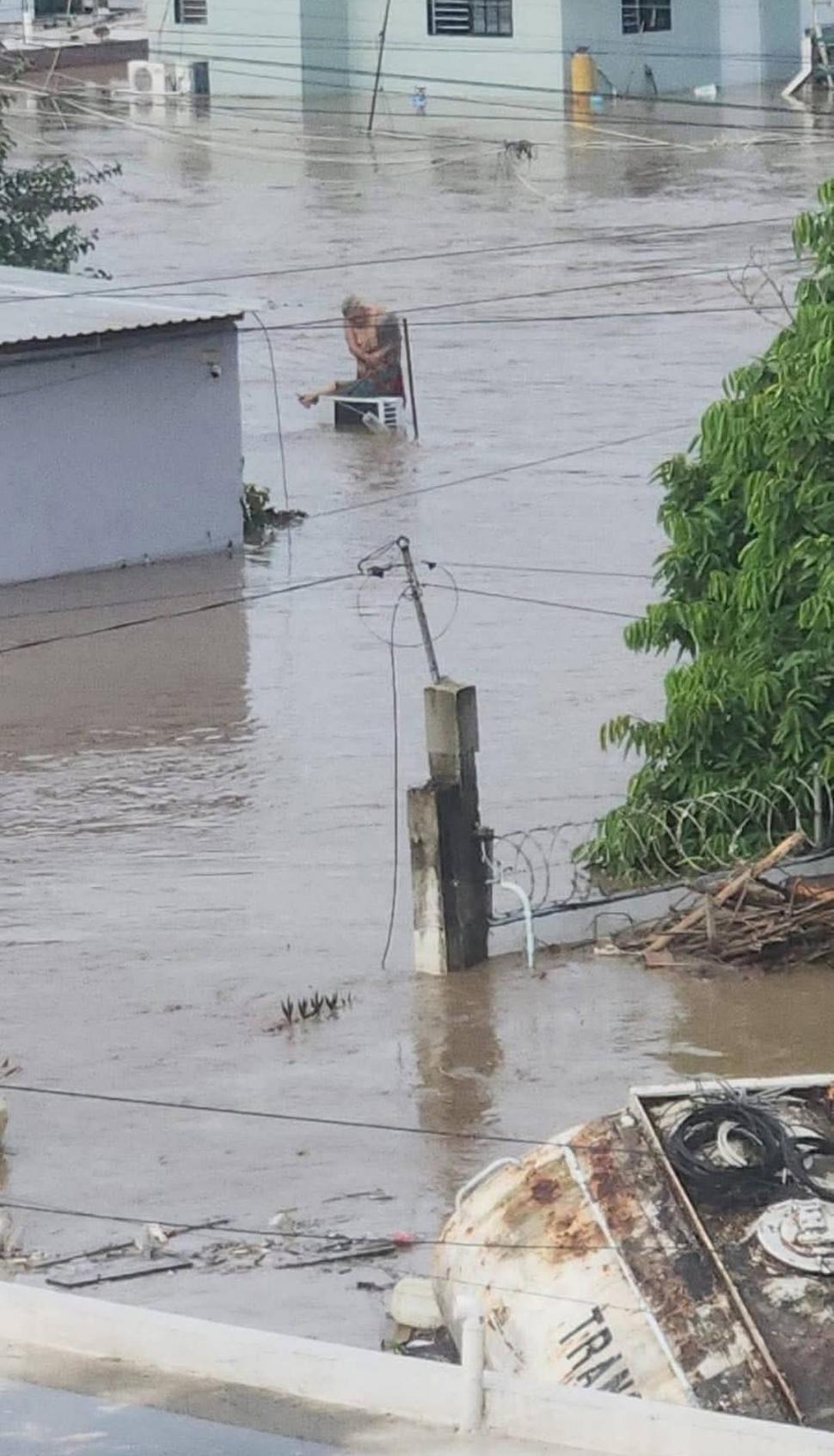 Gest de iubire și disperare surprins în mijlocul inundațiilor, devenit viral: Un cuplu în vârstă se îmbrățișează în mijlocul viiturii 1015443