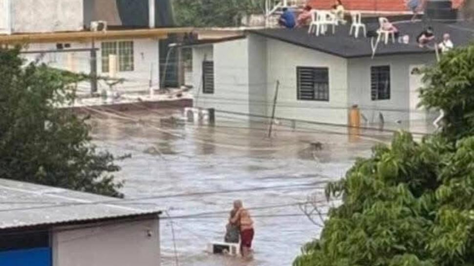 Gest de iubire și disperare surprins în mijlocul inundațiilor, devenit viral: Un cuplu în vârstă se îmbrățișează în mijlocul viiturii 1015446