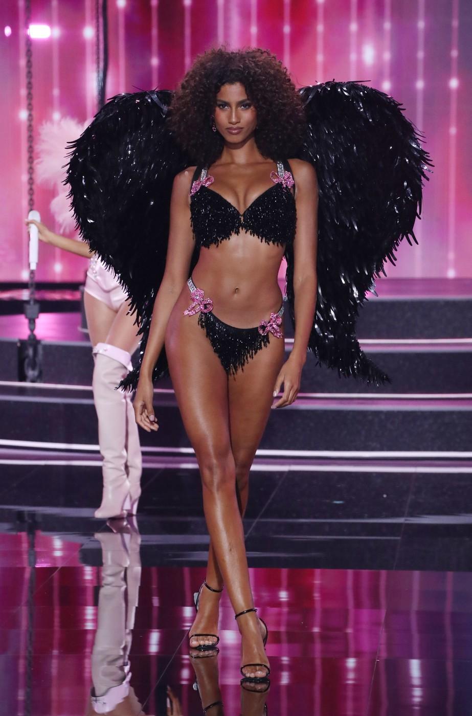 Toți ochii au fost pe ”îngerii” Victoria’s Secret. Adriana, Bella și Candice s-au întors după șase ani pe podiumul din Brooklyn 1015628