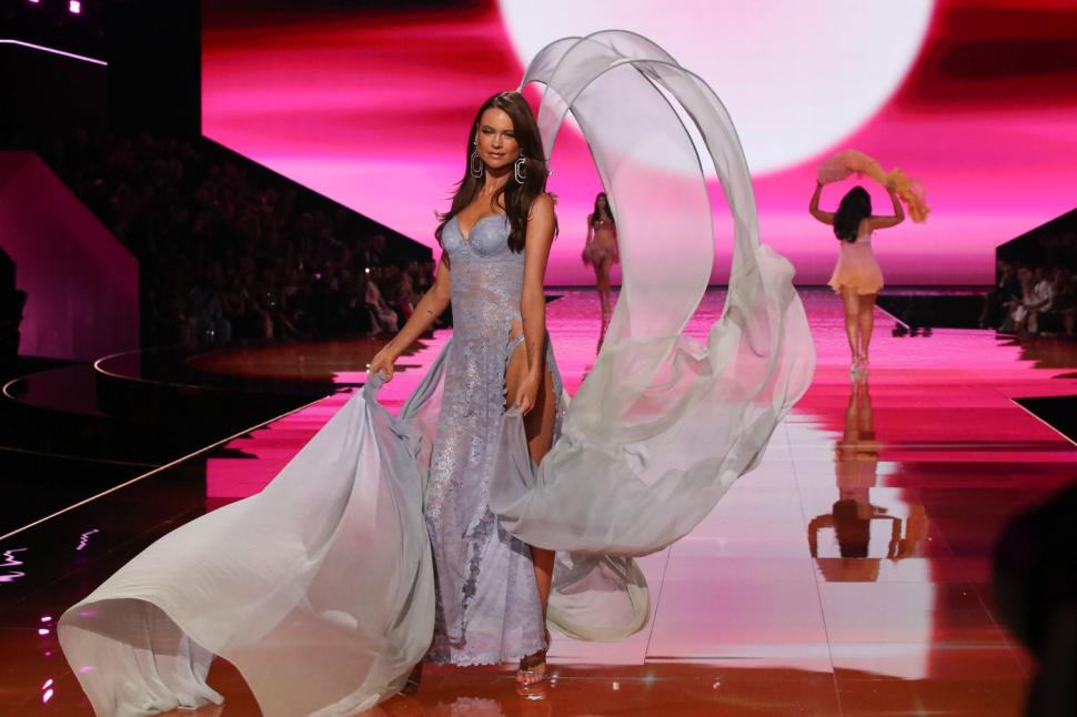 Toți ochii au fost pe ”îngerii” Victoria’s Secret. Adriana, Bella și Candice s-au întors după șase ani pe podiumul din Brooklyn 1015629