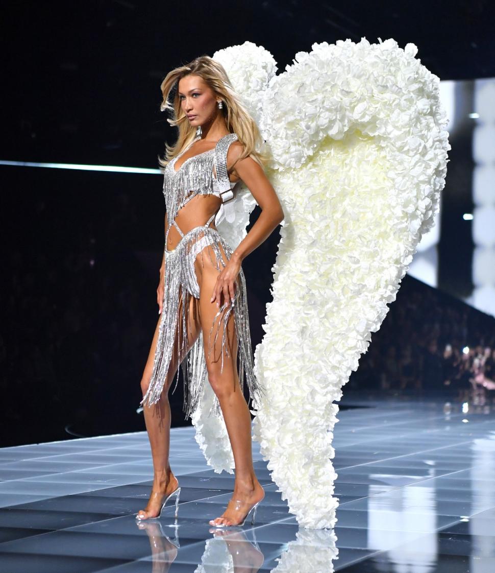 Toți ochii au fost pe ”îngerii” Victoria’s Secret. Adriana, Bella și Candice s-au întors după șase ani pe podiumul din Brooklyn 1015634