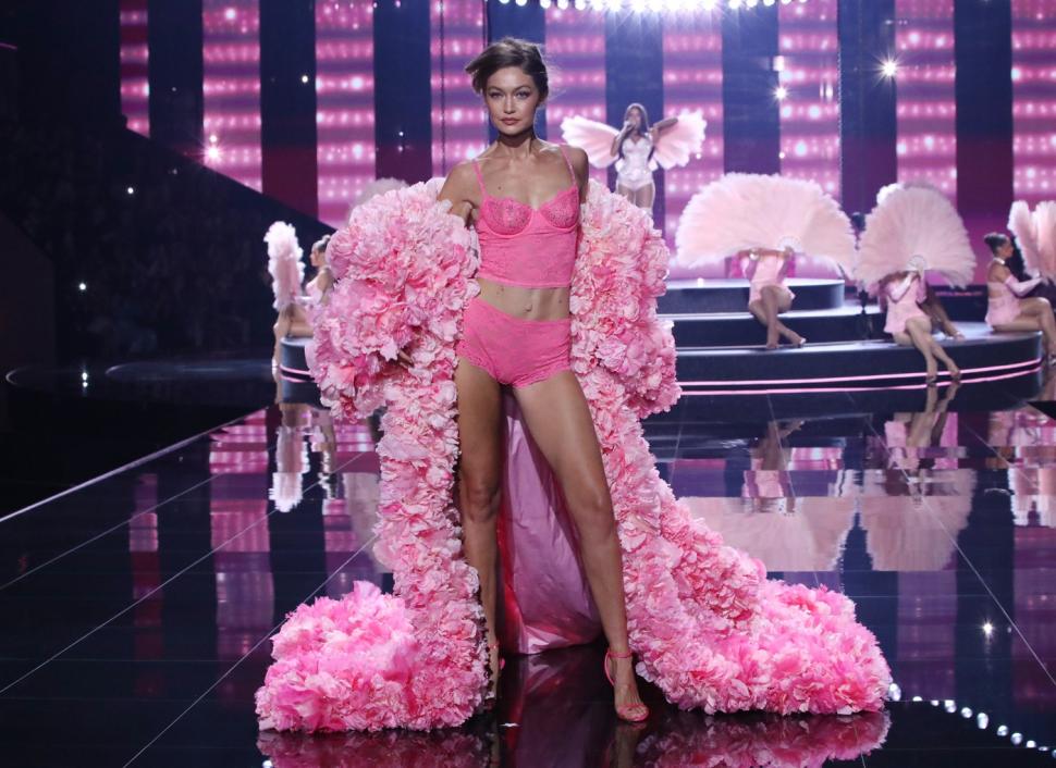 Toți ochii au fost pe ”îngerii” Victoria’s Secret. Adriana, Bella și Candice s-au întors după șase ani pe podiumul din Brooklyn 1015636