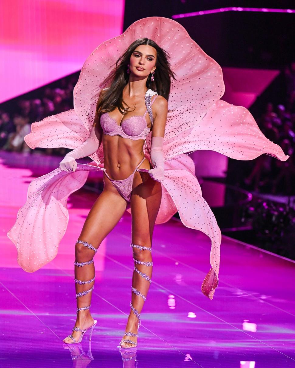 Toți ochii au fost pe ”îngerii” Victoria’s Secret. Adriana, Bella și Candice s-au întors după șase ani pe podiumul din Brooklyn 1015640