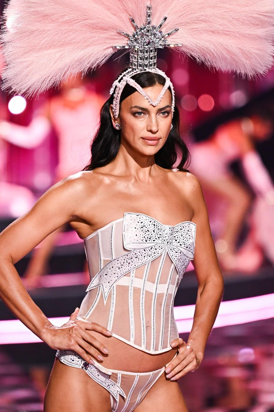 Toți ochii au fost pe ”îngerii” Victoria’s Secret. Adriana, Bella și Candice s-au întors după șase ani pe podiumul din Brooklyn 1015644