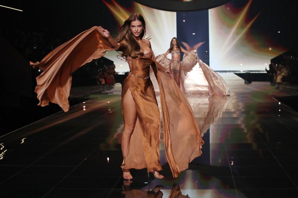 Toți ochii au fost pe ”îngerii” Victoria’s Secret. Adriana, Bella și Candice s-au întors după șase ani pe podiumul din Brooklyn 1015652