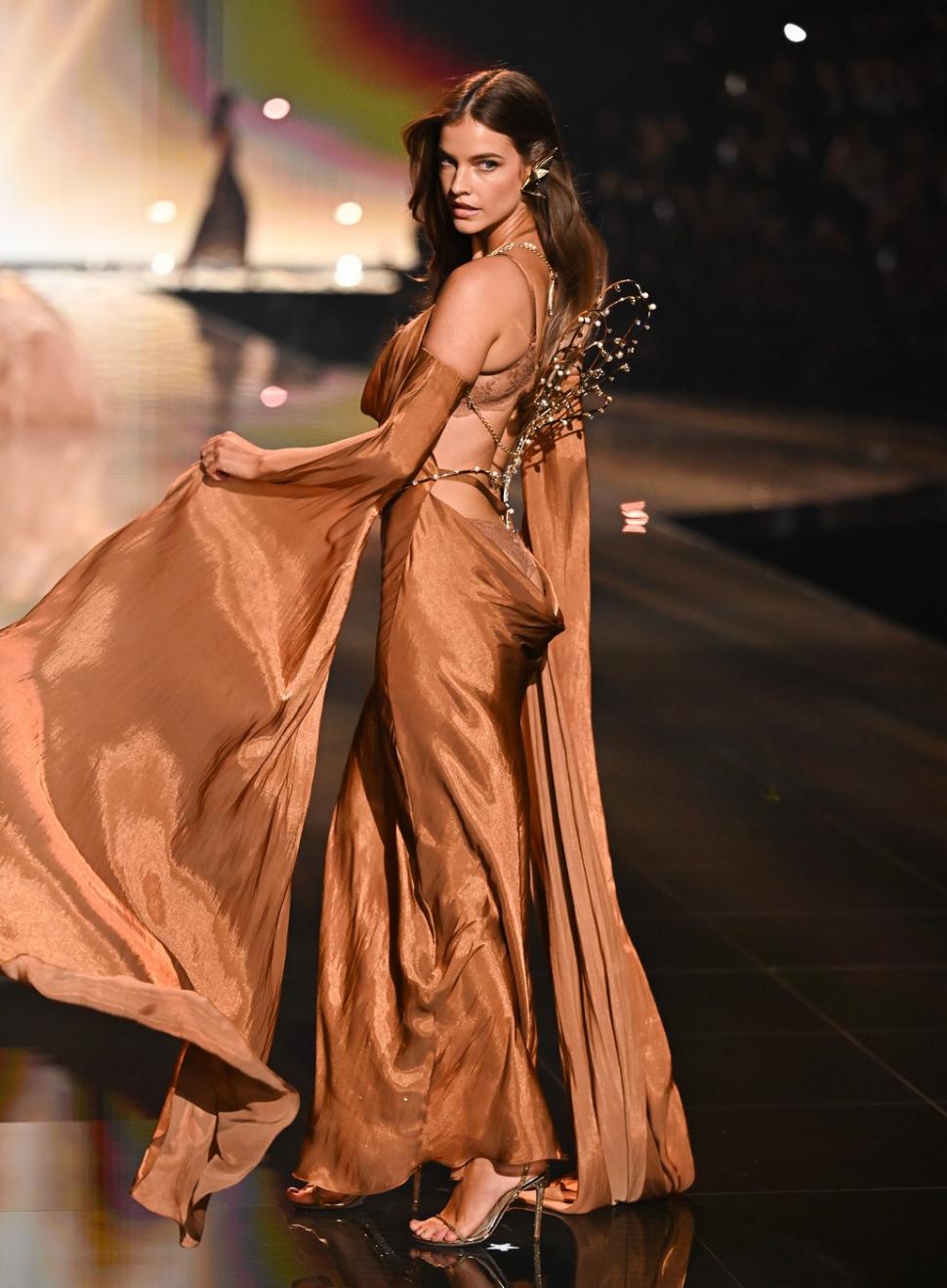 Toți ochii au fost pe ”îngerii” Victoria’s Secret. Adriana, Bella și Candice s-au întors după șase ani pe podiumul din Brooklyn 1015653