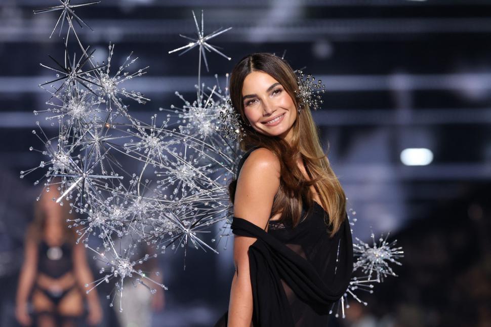 Toți ochii au fost pe ”îngerii” Victoria’s Secret. Adriana, Bella și Candice s-au întors după șase ani pe podiumul din Brooklyn 1015655