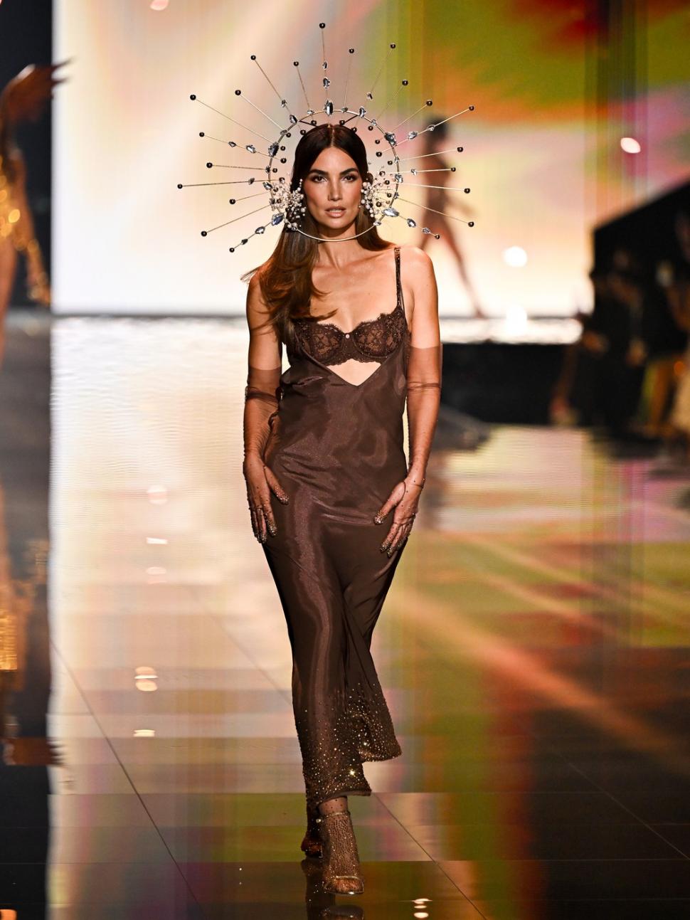 Toți ochii au fost pe ”îngerii” Victoria’s Secret. Adriana, Bella și Candice s-au întors după șase ani pe podiumul din Brooklyn 1015656