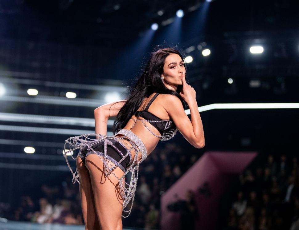 Toți ochii au fost pe ”îngerii” Victoria’s Secret. Adriana, Bella și Candice s-au întors după șase ani pe podiumul din Brooklyn 1015666