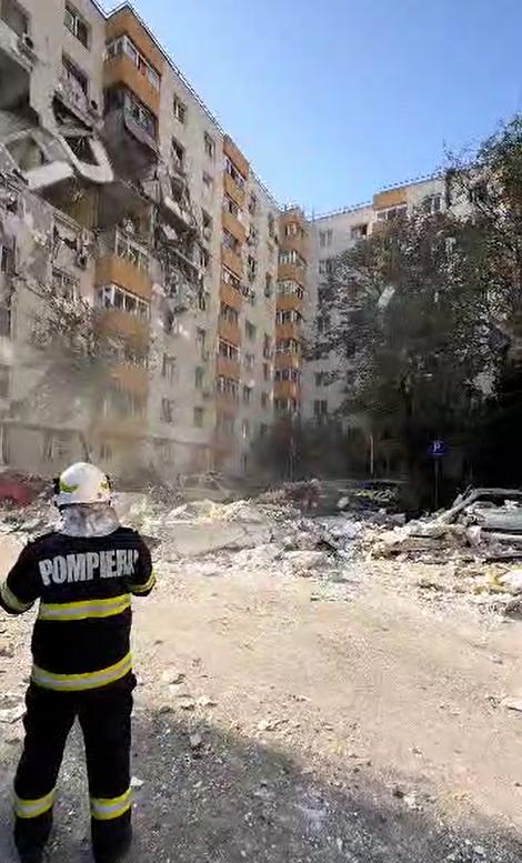 Explozie puternică într-un bloc din București, două etaje distruse. Arafat: "E risc de colaps". Sunt 3 morți, 14 răniți duși la spital 1015885