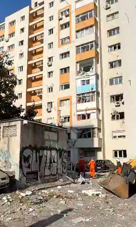 Explozie puternică într-un bloc din București, două etaje distruse. Arafat: "E risc de colaps". Sunt 3 morți, 14 răniți duși la spital 1015888