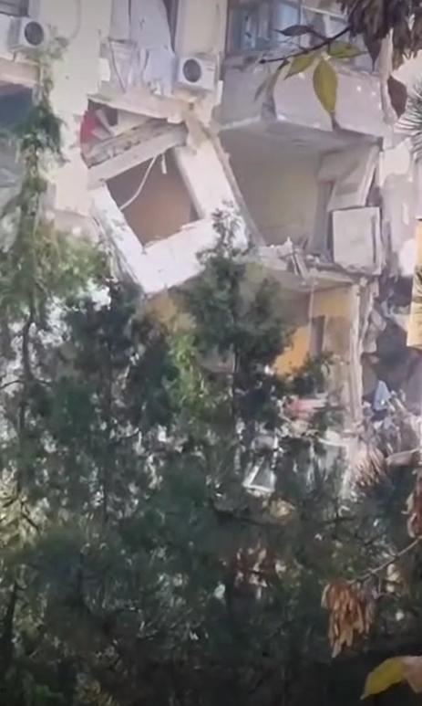 Explozie puternică într-un bloc din București, două etaje distruse. Arafat: "E risc de colaps". Sunt 3 morți, 14 răniți duși la spital 1015890