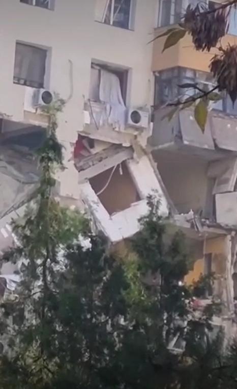 Explozie puternică într-un bloc din București, două etaje distruse. Arafat: "E risc de colaps". Sunt 3 morți, 14 răniți duși la spital 1015891