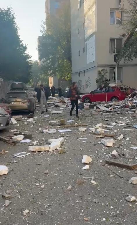 Explozie puternică într-un bloc din București, două etaje distruse. Arafat: "E risc de colaps". Sunt 3 morți, 14 răniți duși la spital 1015896