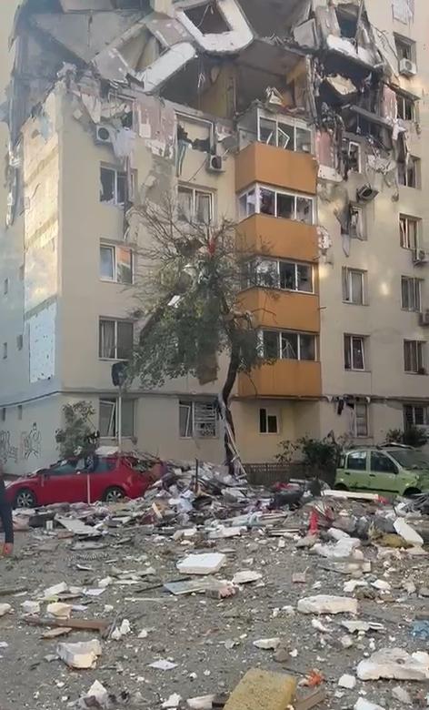Explozie puternică într-un bloc din București, două etaje distruse. Arafat: "E risc de colaps". Sunt 3 morți, 14 răniți duși la spital 1015897