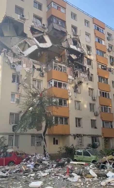 Explozie puternică într-un bloc din București, două etaje distruse. Arafat: "E risc de colaps". Sunt 3 morți, 14 răniți duși la spital 1015898