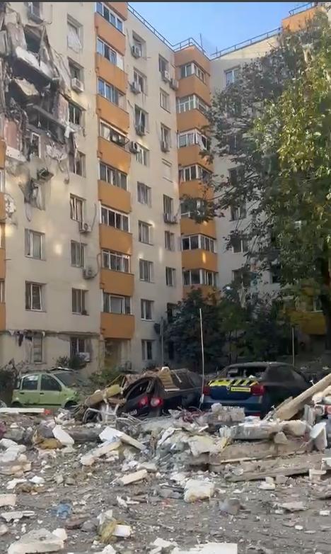 Explozie puternică într-un bloc din București, două etaje distruse. Arafat: "E risc de colaps". Sunt 3 morți, 14 răniți duși la spital 1015899
