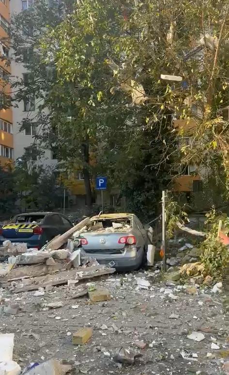 Explozie puternică într-un bloc din București, două etaje distruse. Arafat: "E risc de colaps". Sunt 3 morți, 14 răniți duși la spital 1015900