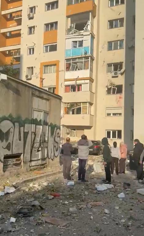 Explozie puternică într-un bloc din București, două etaje distruse. Arafat: "E risc de colaps". Sunt 3 morți, 14 răniți duși la spital 1015902