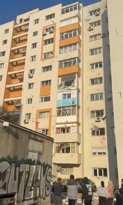 Explozie puternică într-un bloc din București, două etaje distruse. Arafat: "E risc de colaps". Sunt 3 morți, 14 răniți duși la spital 1015903